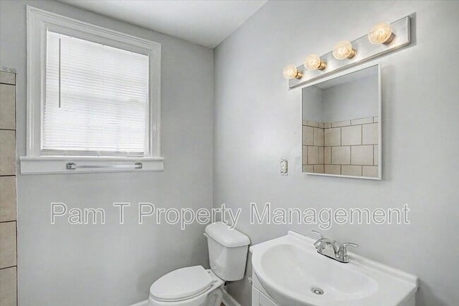 Building Photo - 633 W 35th St