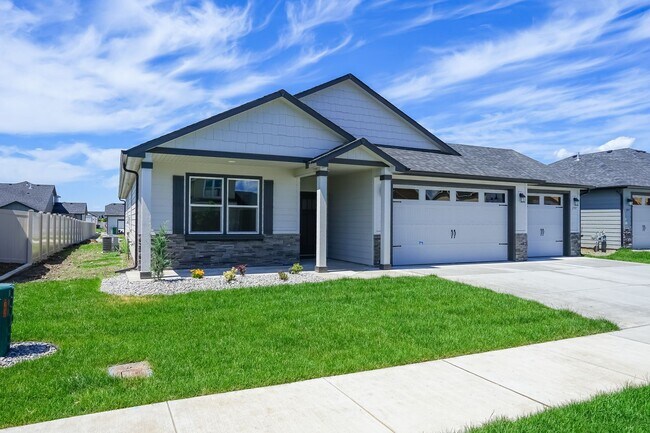 Building Photo - 3 bedroom 2 bath -3 car garage!