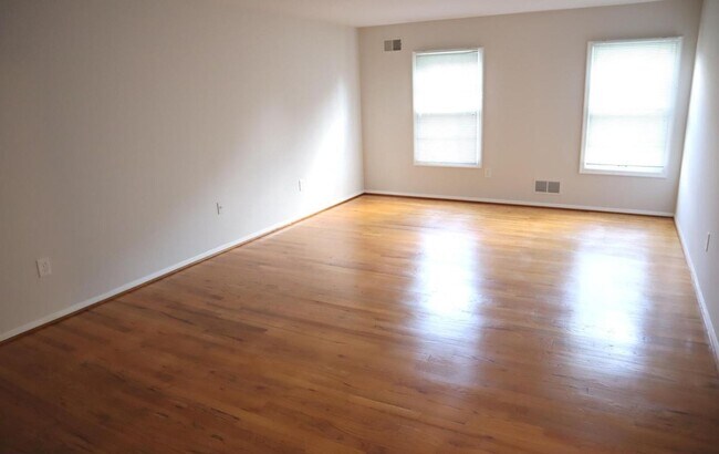 Building Photo - Fabulous Updated 4 Bedroom, 2.5 Bathroom H...