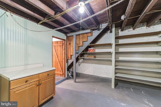 Building Photo - 207 W 11th Ave