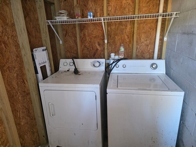 Building Photo - Very nice cute little house. 2 bedroom, 1 bath