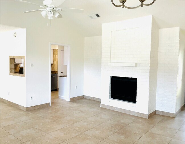 Building Photo - 16719 Maplemont Dr