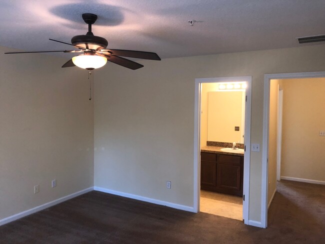 Building Photo - 3 BEDROOM 2.5 BATH TOWNHOME FOR RENT - wal...