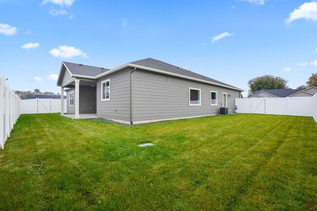 Building Photo - NEWER - BEAUTIFUL 3BD/2.5BA HOME + OFFICE or 4TH BEDROOM