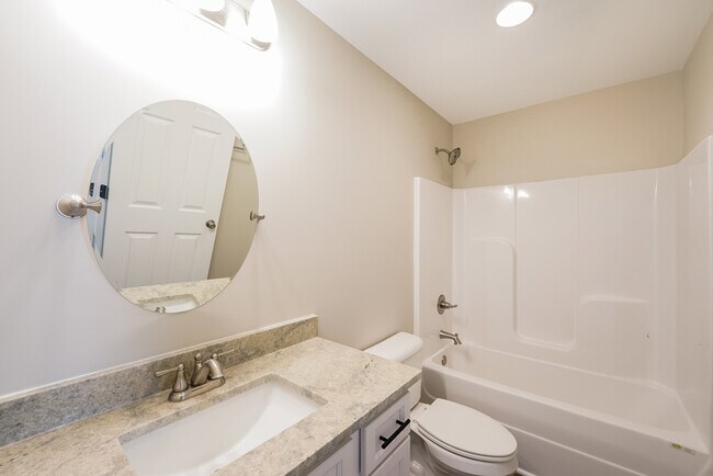 Building Photo - 240 Willowridge Ln