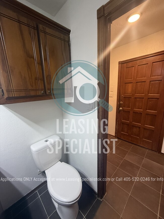 Building Photo - 2 Bed 2 Bath West Norman Townhouse!