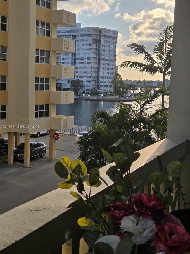 Building Photo - 1817 S Ocean Dr