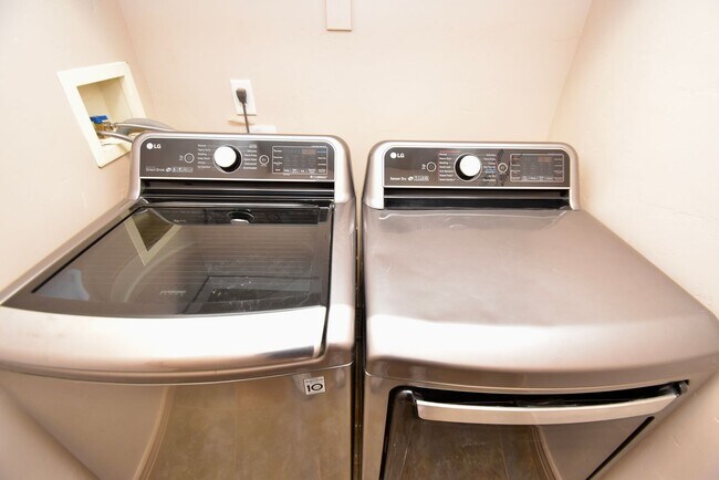 Building Photo - 3 Bed 2.5 Bath Home in HOA Community with Great Amenities!