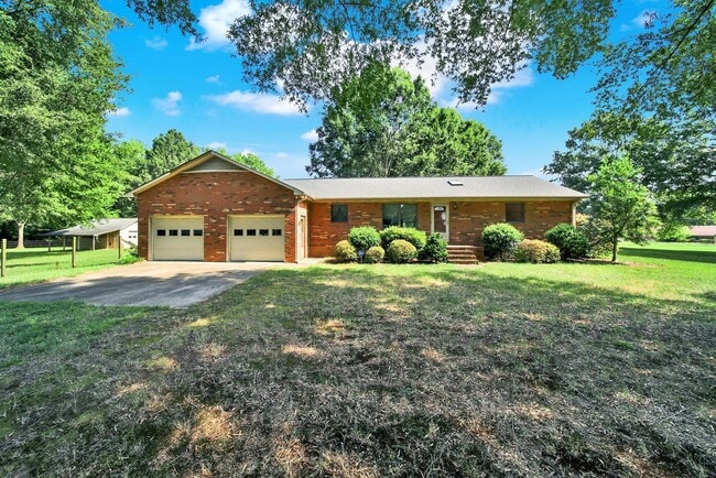 Primary Photo - Lovely 3 Bed 2 Bath Ranch Home on Large Lot!