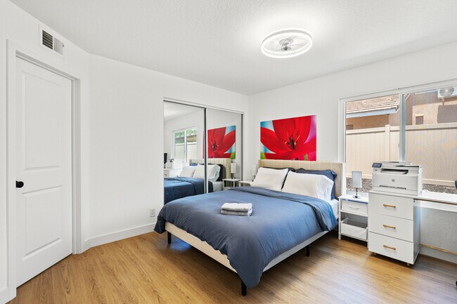 Building Photo - Luxe Spacious Home Near Parks Fully Equipped