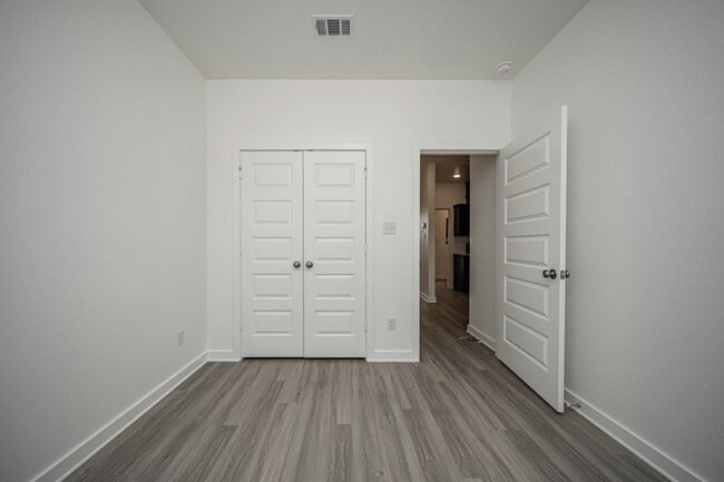 Building Photo - 1606 W 5th St