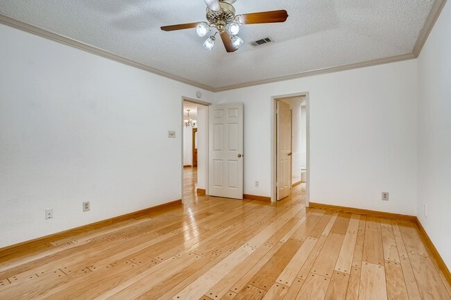 Building Photo - Rare 2 BR/ 2 BA Townhouse in Northwest Hil...