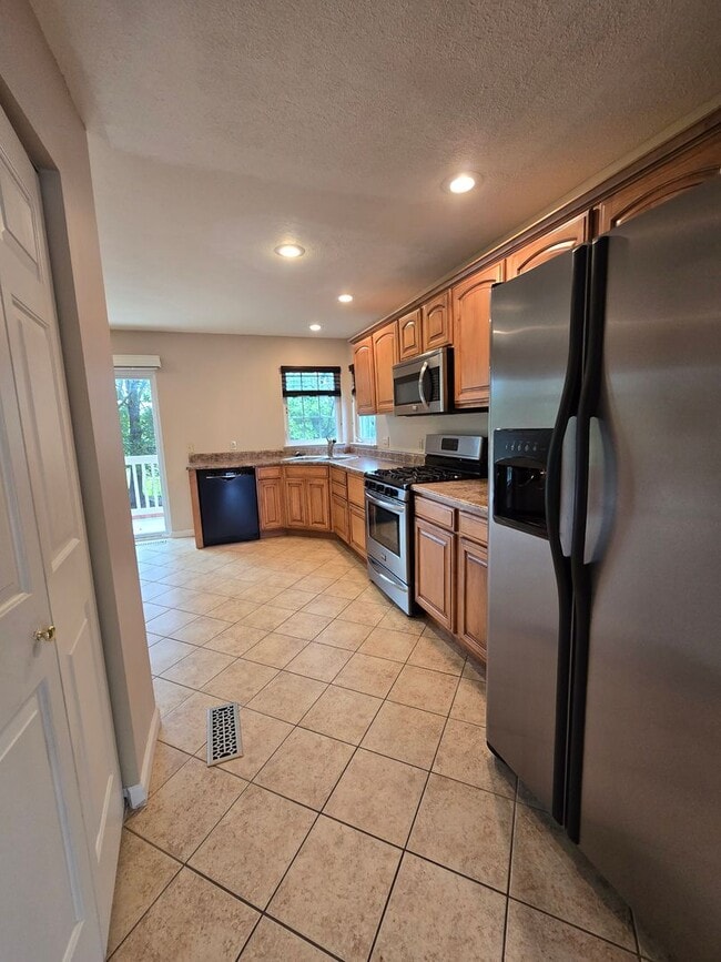 Building Photo - Beautiful End Unit Townhouse - Convenientl...