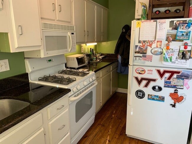 Building Photo - Beautiful 2 Bedroom 1 Bathroom End Unit, B...