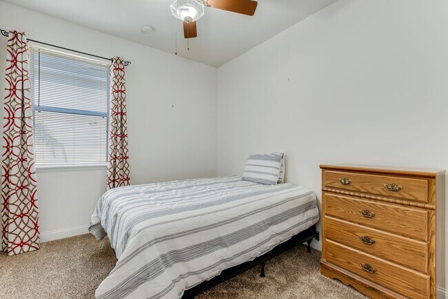 Building Photo - Beautifully maintained and move-in ready, ...
