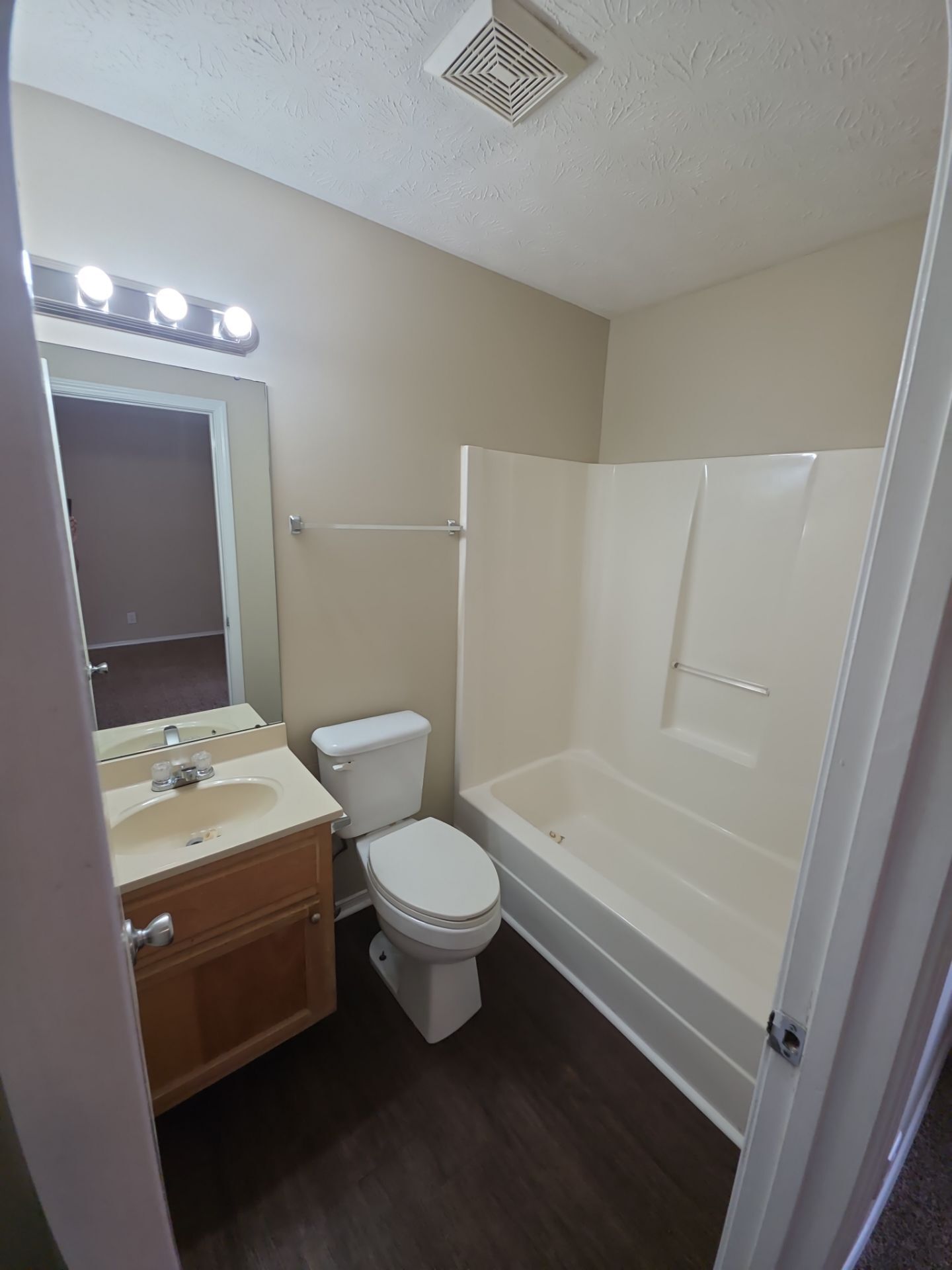 Building Photo - 640 W Stevens St