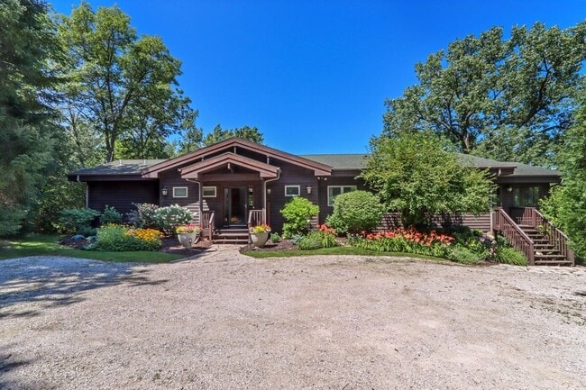 Primary Photo - Whitewater Lakefront Furnished Lodge Avail...