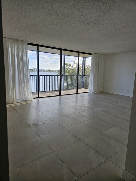 Building Photo - 105 Lake Emerald Dr