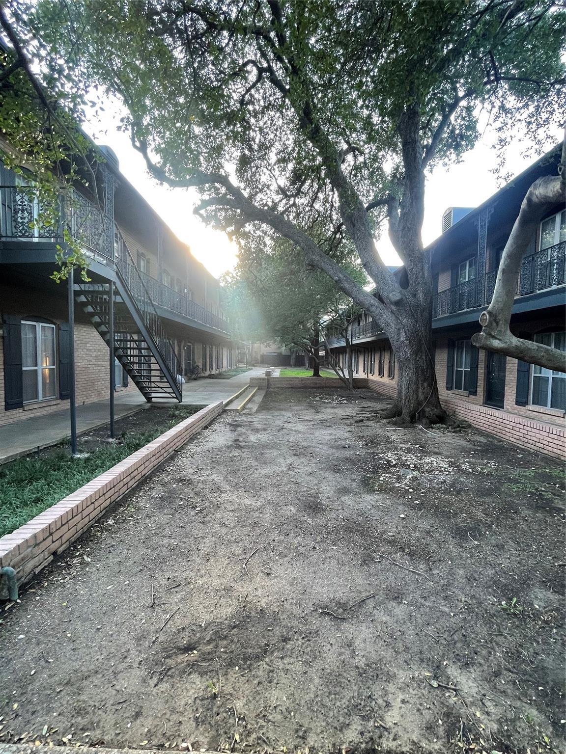 Building Photo - 6015 E University Blvd