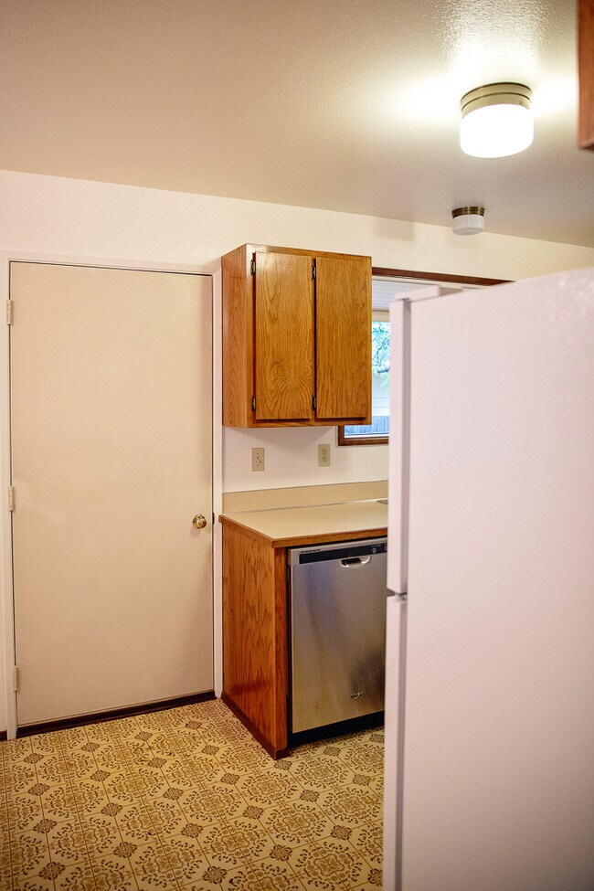 Kitchen & Patio door - 1606 E Alder St