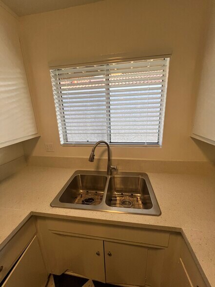 Building Photo - 5942 Malabar St