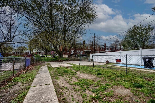 Building Photo - 2976 Cornwall Rd