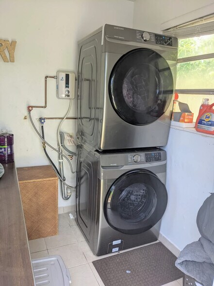 Building Photo - 2225 NE 14th Ave