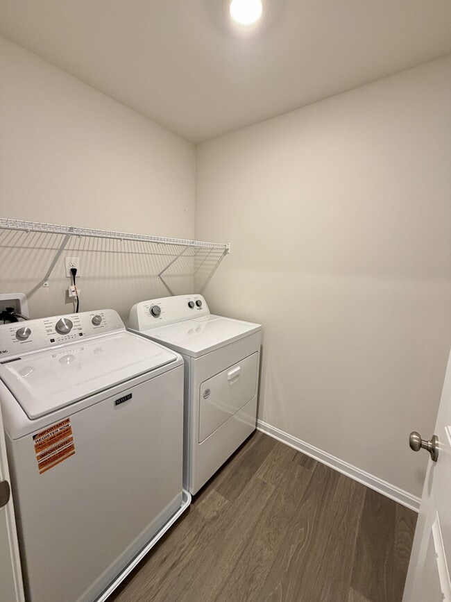 Building Photo - 633 Currant Cir