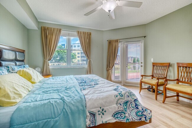 Building Photo - Updated 3 bedroom unit overlooking the Eas...