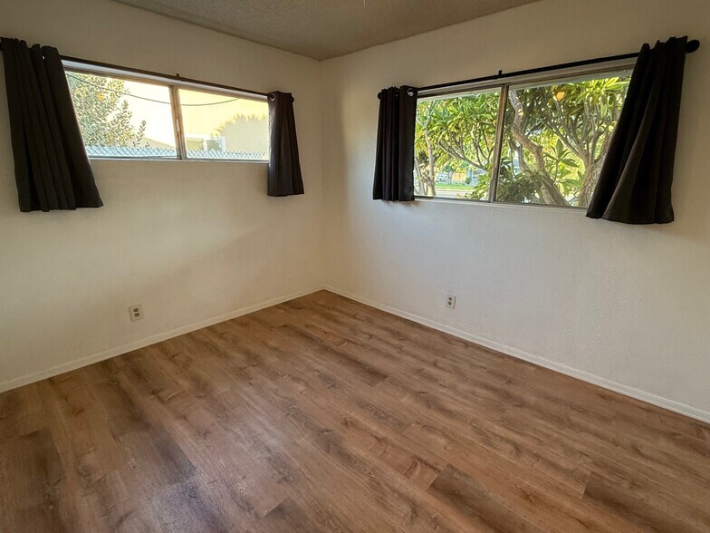Building Photo - 4980 Lincoln Ave