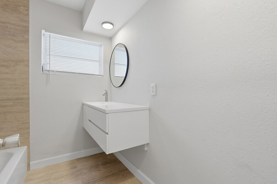 Building Photo - 5601 Forest Hills Dr