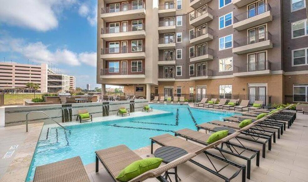 Building Photo - 1504 S Braeswood Blvd