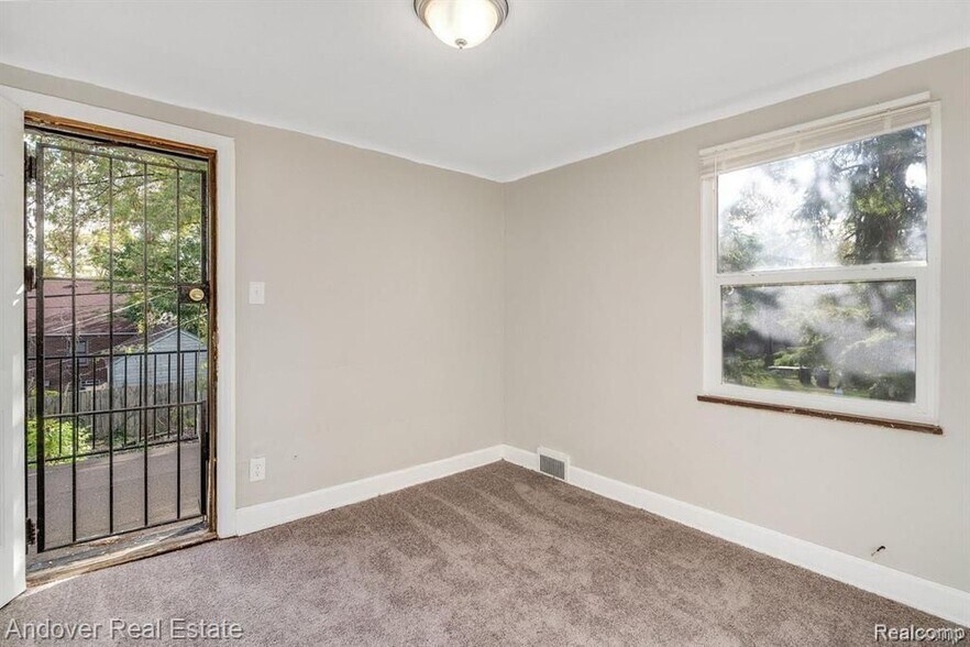 Building Photo - 5574 Buckingham