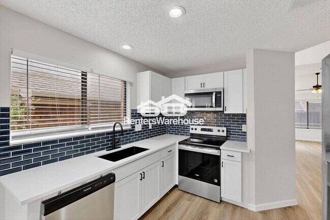 Building Photo - MOVE IN READY - 3BED/2.5BATH - CARROLLTON ...