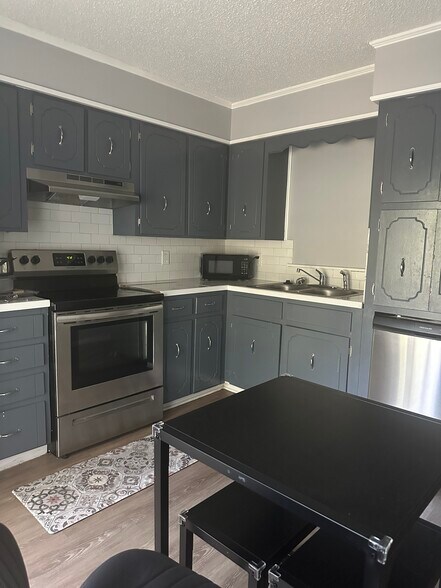 Eat-In Kitchen w/Stainless Steel Appliances - 8302 Woodview Dr E