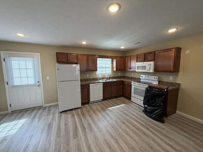 Building Photo - 202 Pineview Dr
