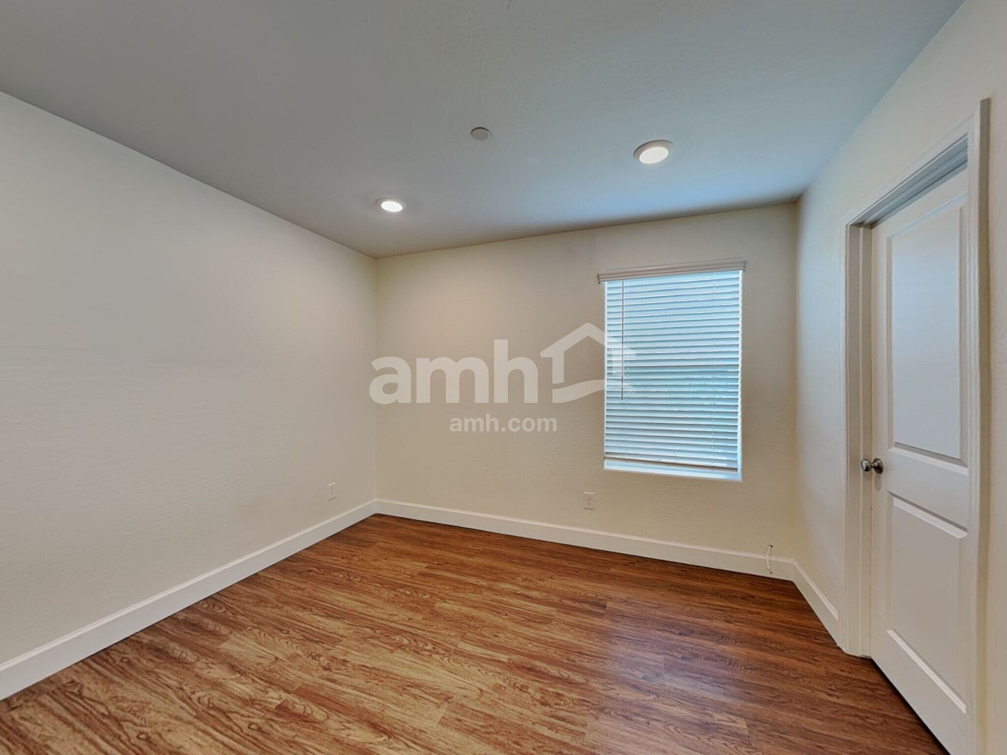 Building Photo - 12526 N 60th Ave