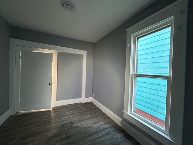 Building Photo - 323 Sherman St