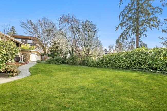 Building Photo - Sunny Air Conditioned Mercer Island Charmer!