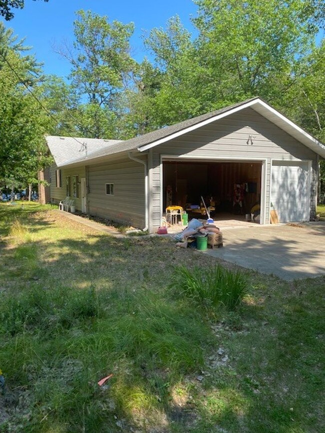 Building Photo - 3 Bedrooms, 2 Bathrooms Single Family Home...