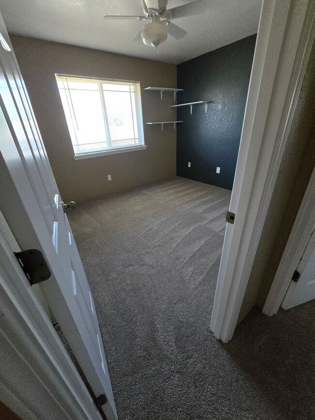 Building Photo - 3 bed 2 bath  Home for Rent in Grants Pass