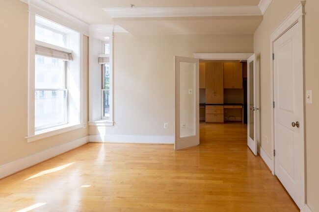 Building Photo - Boutique Two Bedroom Condo in Chinatown!