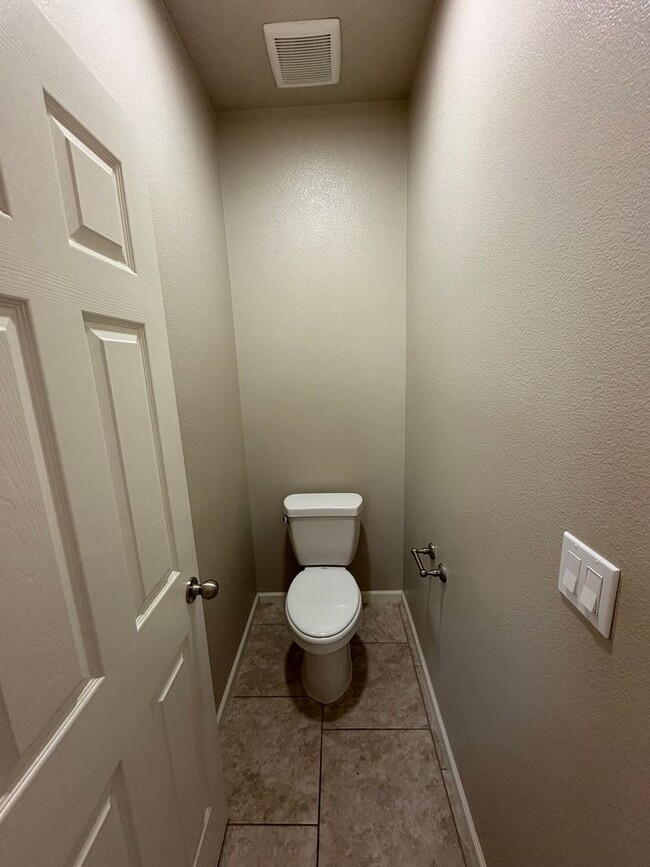 Building Photo - Lovely Clovis home Available Now!