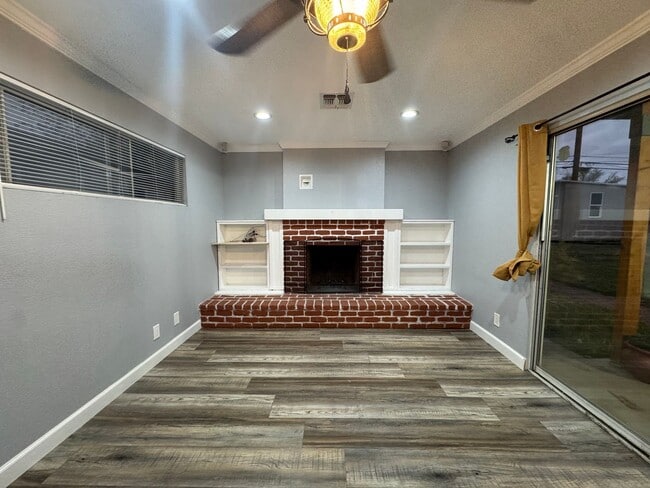 Building Photo - Spacious 3 Bedroom Home