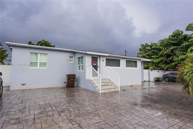 Building Photo - 230 E 56th St