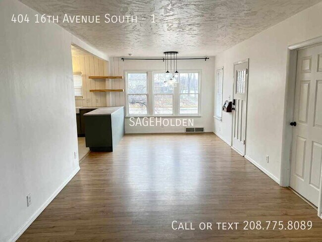 Building Photo - 404 16th Ave S
