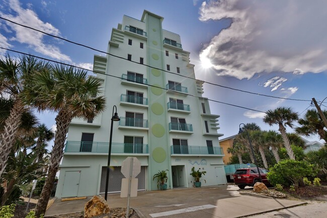 Building Photo - Oceanfront Condo 2 bed/ 2ba Beautifully De...