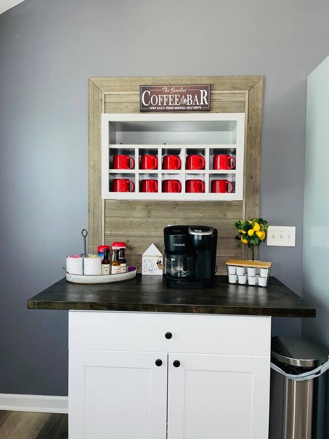 Building Photo - 233 Lakeview Cir