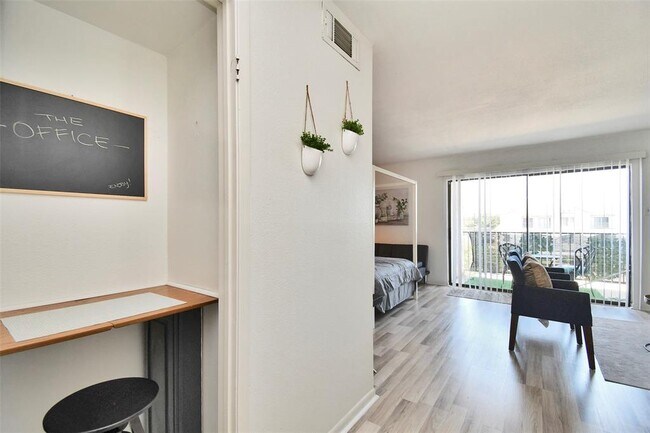 Building Photo - 2820 S Bartell Dr