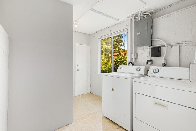 Building Photo - Quaint 2 Bedroom in Beacon Hill